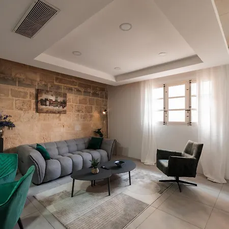 Stunning 2-bed In Heart Of Apartment *