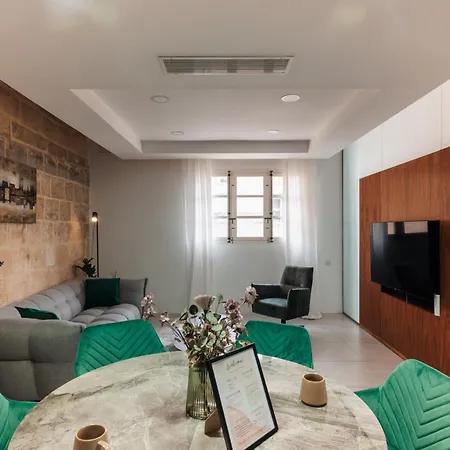 Stunning 2-bed In Heart Of Apartment